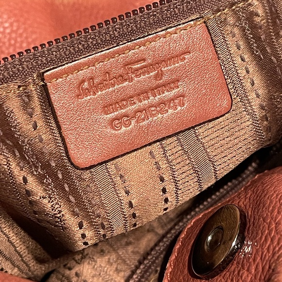 Salvatore Ferragamo Salmon Leather Ruched Hobo Bag [GG-21B247] - Picture 13 of 16